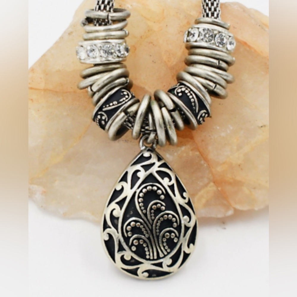 Elegant Silver and Black Teardrop Pendant bracelet